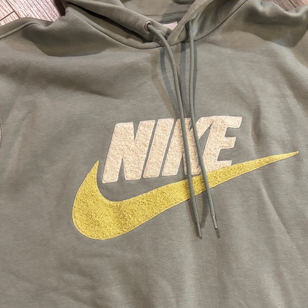 Nike Men's light sage men’s large Hoodie with Yellow Logo - Picture 3 of 4